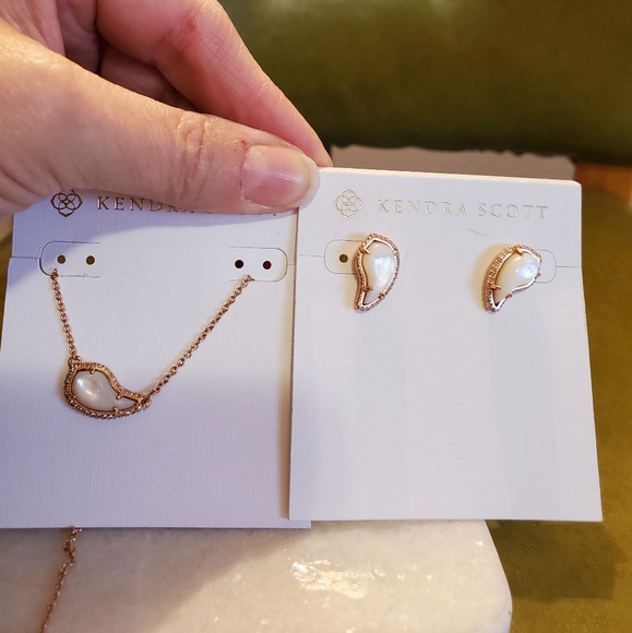 Kendra Scott posts - Picture 2 of 2